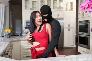 Trừng phạt cái lồn dâm dục hư hỏng của cô bạn thân