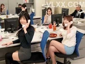 Mụ phù thủy đen lẳng lơ lấp đầy âm hộ của cô ấy bằng tinh dịch của tôi