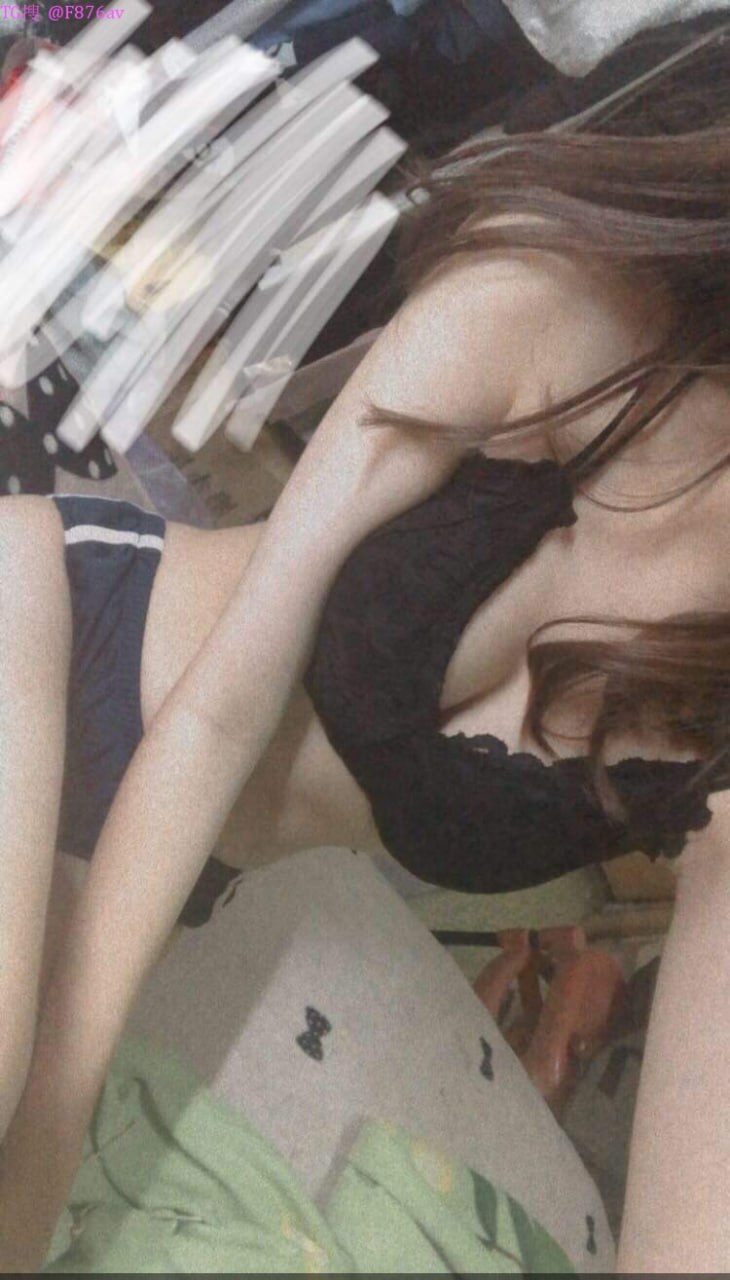 [Uncensored] Tất đen và giày cao gót khoe khuôn mặt của cô vợ trẻ lừa dối anh trai quan hệ tình dục nồng nhiệt, họa tiết da báo quyến rũ 69 liếm cặc, để anh trai không bao cao su nổ tung cỏ rên rỉ biểu cảm rất gợi cảm creampie