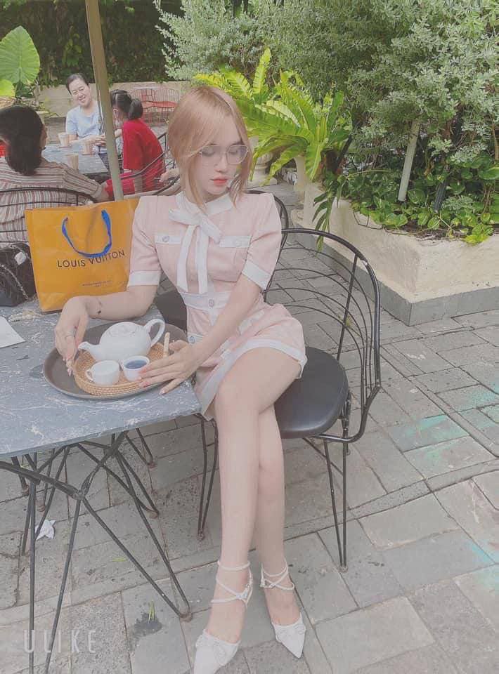 Nữ thần của bạn bị địt sâu vào cổ họng bằng miệng như một cái âm hộ, và nước cùng tinh dịch đã trở thành thứ mỹ phẩm xa xỉ nhất của cô ấy