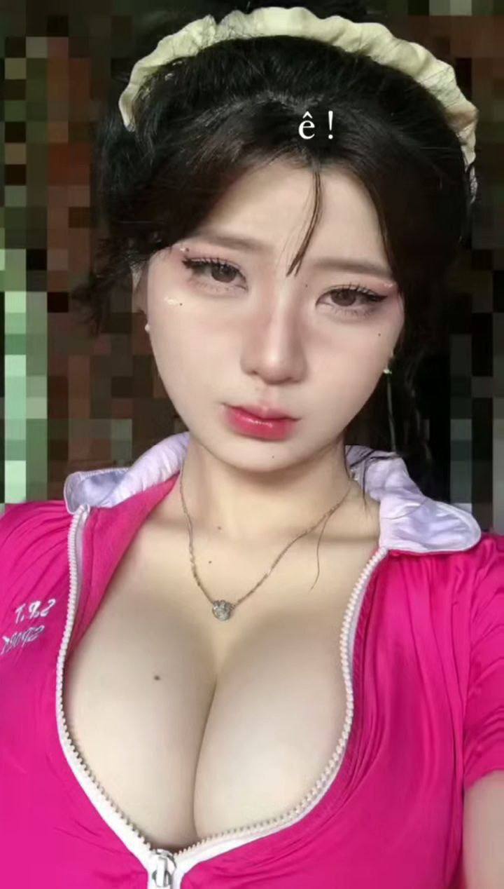 Cô gái bạch hổ lại trở về, tặng hoa cho mỹ nhân, bộ ngực đẹp nhất thì làm dáng. Mỗi buổi biểu diễn đều đông nghẹt người, và mọi người đều mong chờ màn trình diễn gợi tình của cô gái hư hỏng...