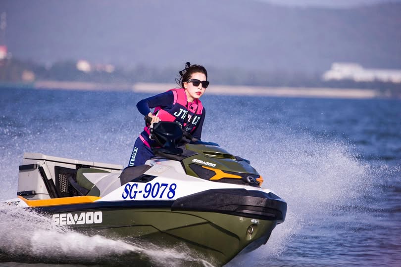 Chị gái lăng loàn cướp mất trinh cặc của em trai