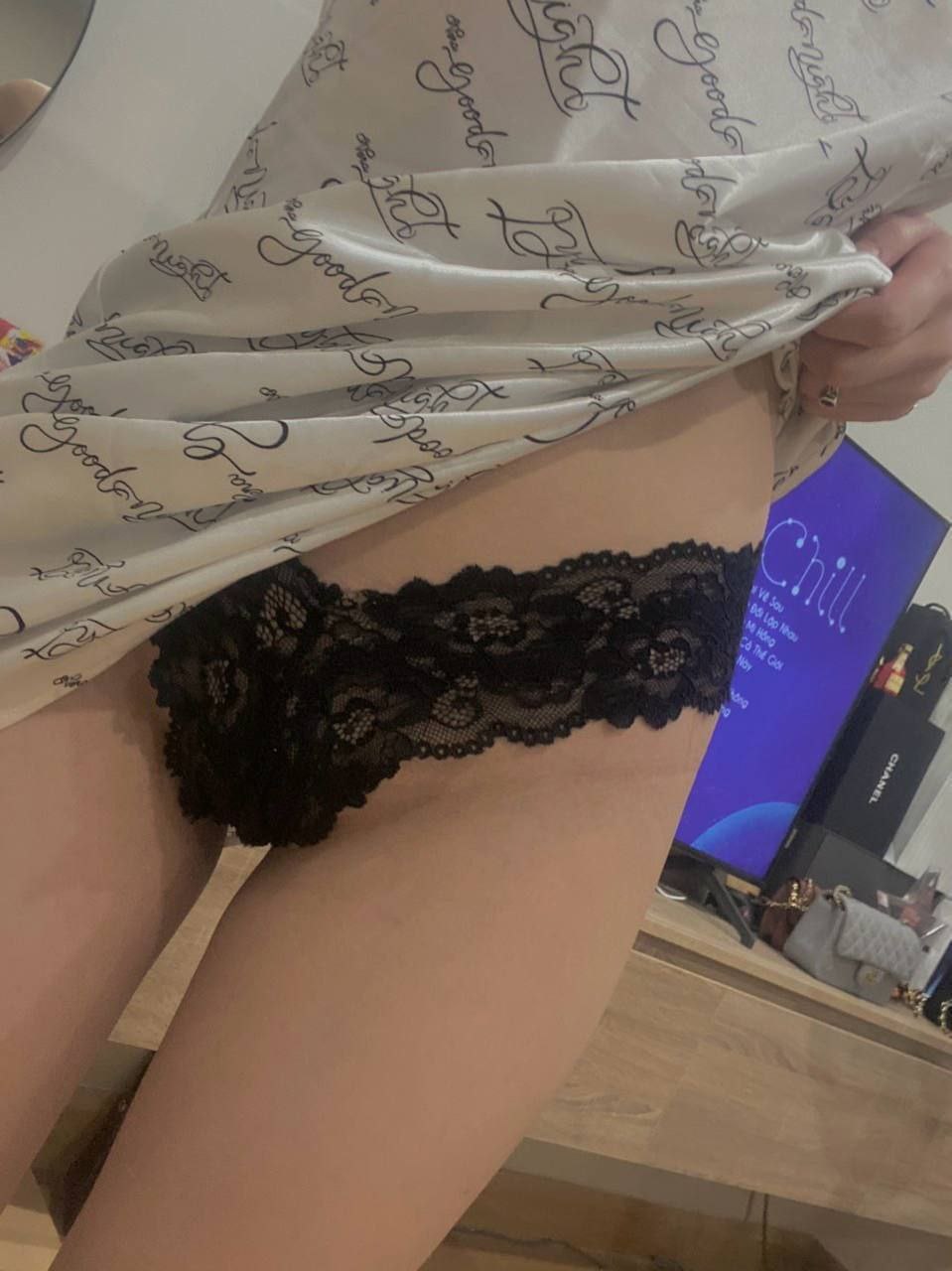 Cảm giác thật tuyệt khi được lắc ngực. Phần thân dưới của tôi ướt.